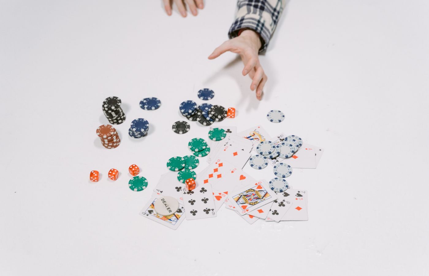 Jokeripokeri live-kasinolla – täydellinen opas pelin kulkuun ja strategiaan