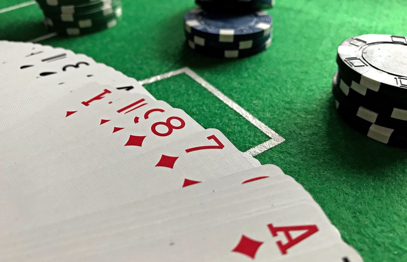 Pikapokeri live-kasinolla – opas pelin kulkuun, strategiaan ja pöytävalintoihin