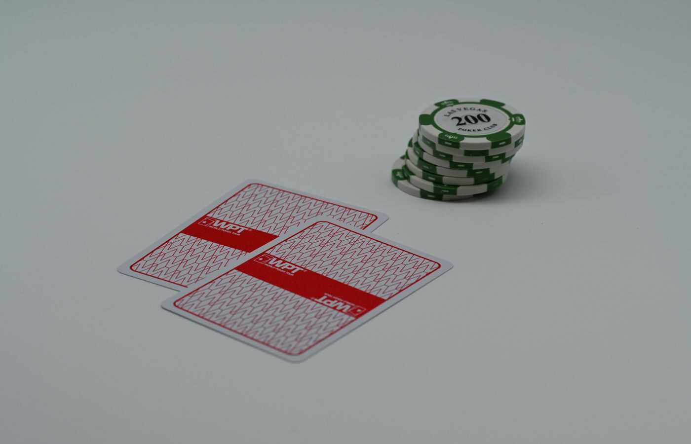 Videopokeri live-kasinolla – täydellinen opas peliin ja strategiaan